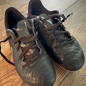 Nike soccer cleats boys size 2.5 Like New (barely worn). Smoke free home